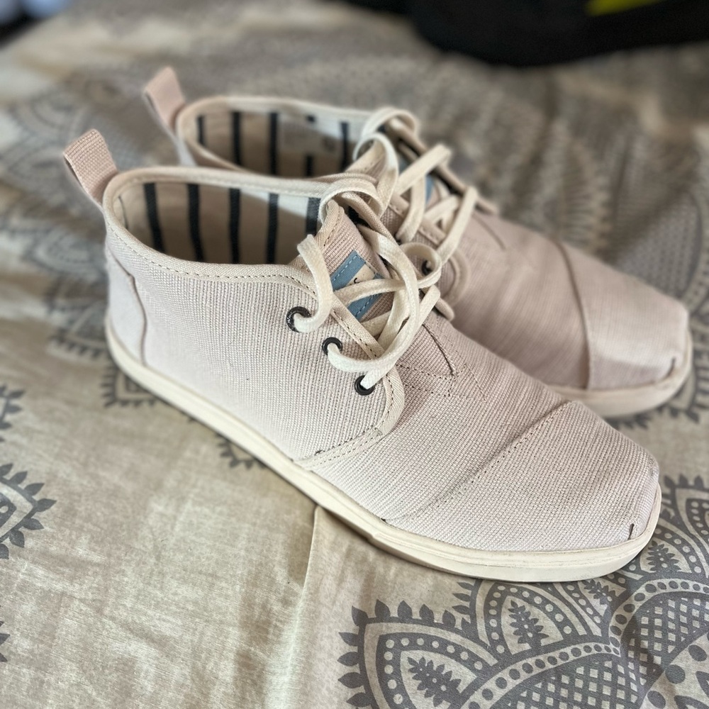 Toms shoe , beige , mint condition